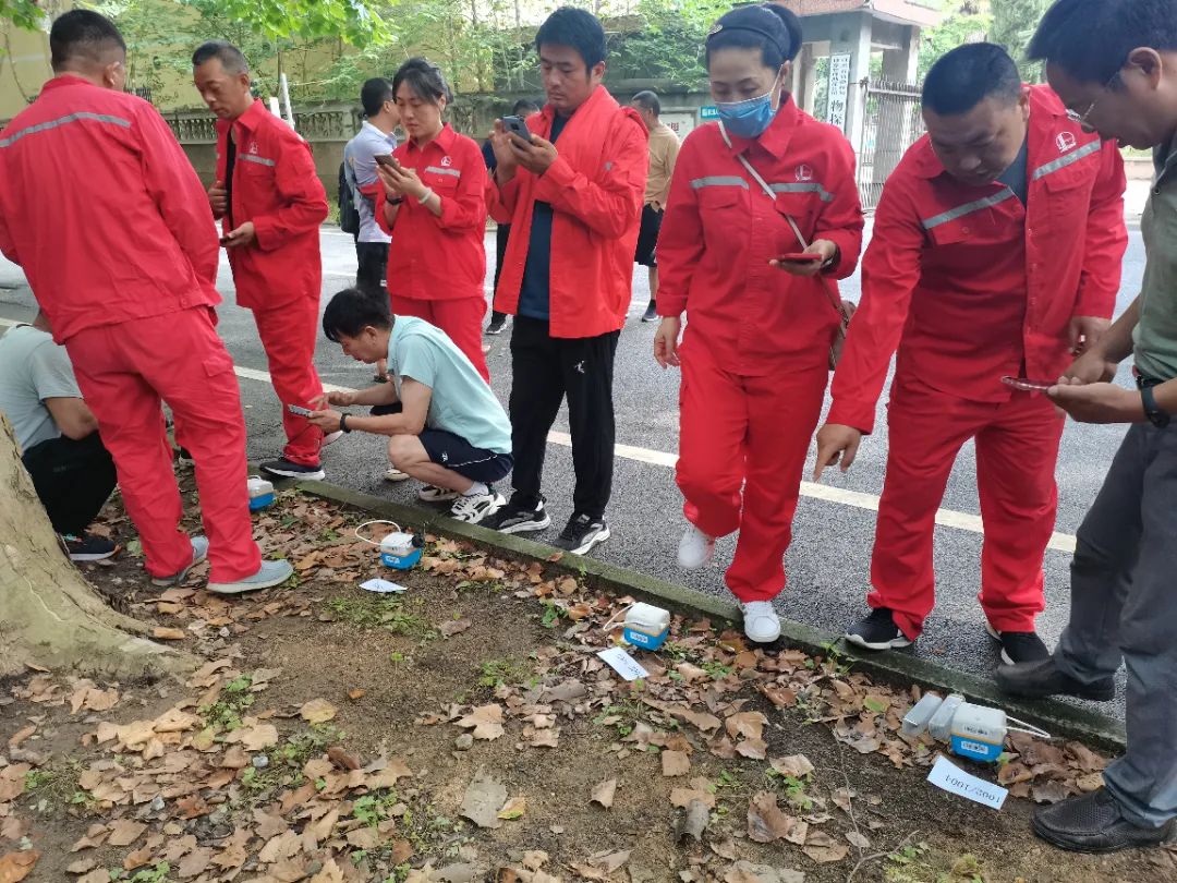 中石化地球物理公司装备管理中心的学员正在使用SmartSolo节点式物探设备进行学习.jpg